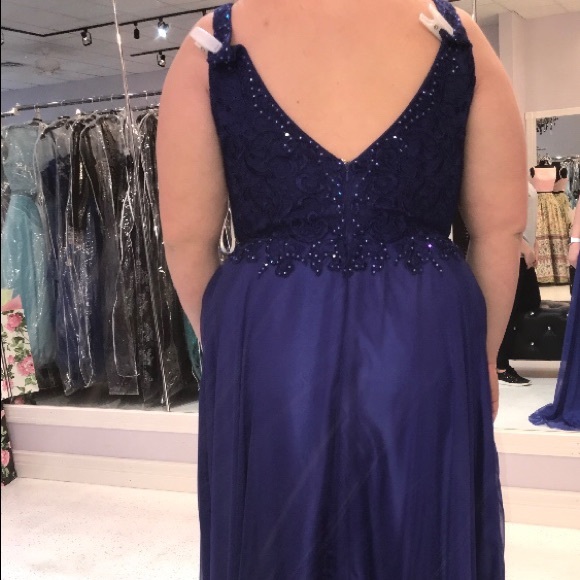 someone buy my prom dress - Picture 2 of 7